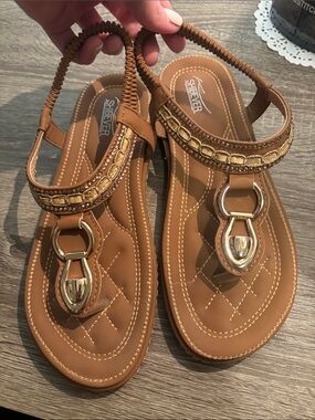 Shibever Tan T-Strap Sandals with Gold Hardware